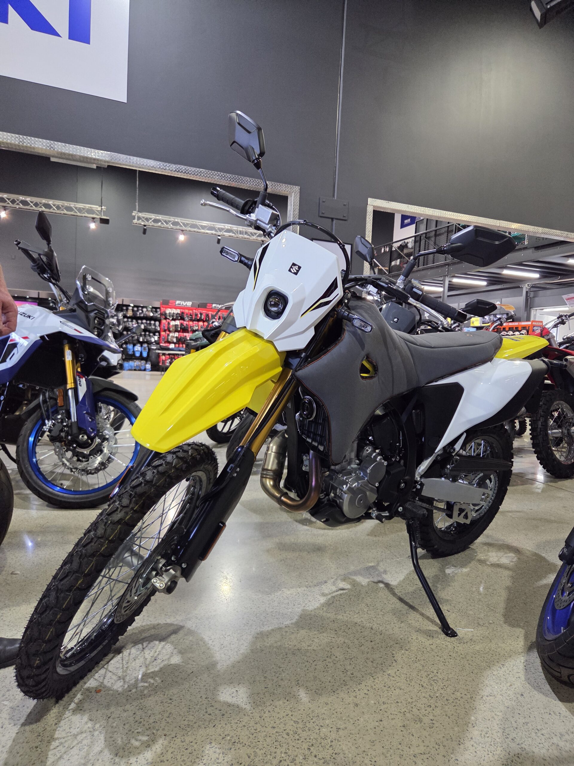 Suzuki DRZ4S DRZ4SM All-in-One Padded Seat & Tank Cover | 2026–Current - Image 5